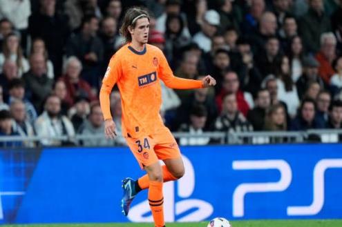 بسبب الإصابات.. تقرير: أرسنال يفاوض مدافع فالنسيا